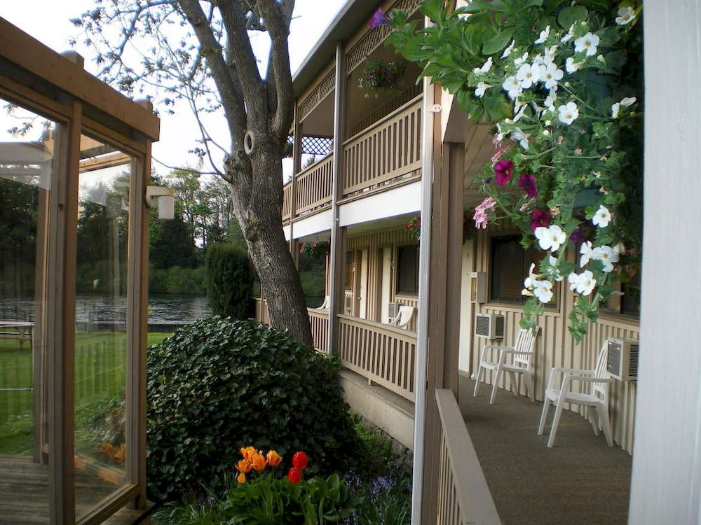 Campbell River Lodge Экстерьер фото